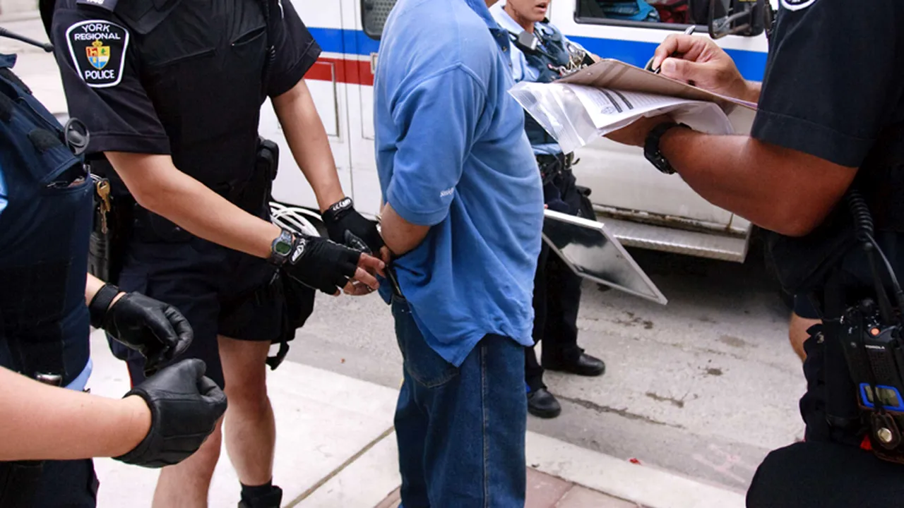 Un hoț care a înghițit un diamant de 20.000 de dolari a fost închis de poliția canadiană într-o celulă fără toaletă