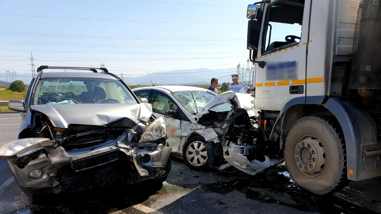 Coliziune rutieră în Sibiu: Patru răniți după impactul dintre două autoturisme și un TIR