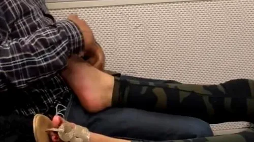 O femeie s-a descălțat de sandale în metrou și a lăsat un bărbat să-i mângâie picioarele. Individul a exclamat de plăcere, în timp ce executa masajul