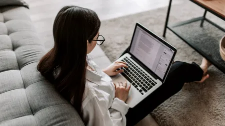 EXCLUSIV. Scenariul de groază din mediul universitar. Cum ar arăta un întreg an de facultate online? „Ar fi sărac de informații și de conexiuni. Nu te poți uita în ochii oamenilor, ci la un ecran rece”