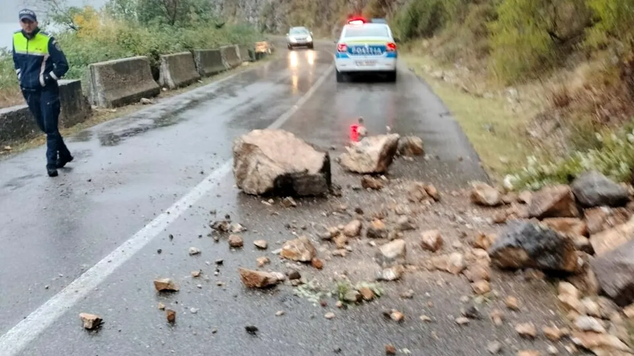 AVERTISMENT important pentru șoferi în plină iarnă. Zonele pericol de pe DN 57 / Atenție la desprinderea rocilor și a copacilor de pe versanți