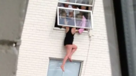 Cum a fost salvată o tânără care voia să se arunce de la etaj