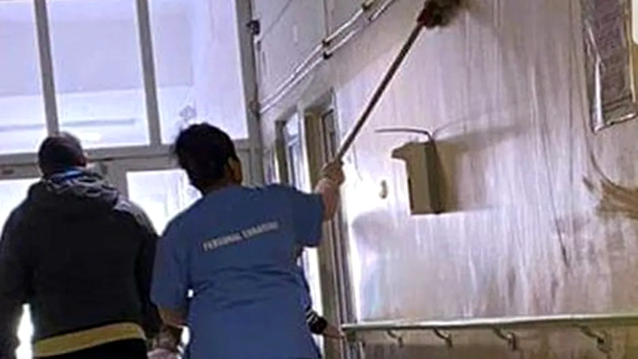 Imagini șocante de la un spital din Capitală: Pereți spălați cu mopuri murdare: „Cu aceleași instrumente infecte se face așa zisa curățenie și prin saloane