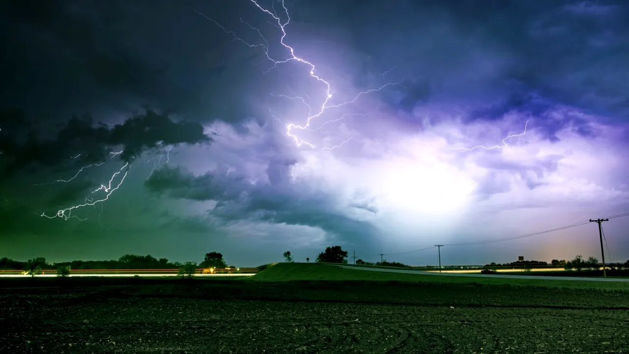 Cod portocaliu de VIJELII în Capitală. Ploi torențiale și descărcări electrice. S-a emis RO-Alert