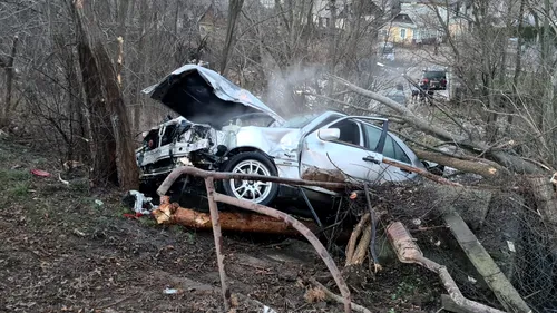Un tânăr de 23 de ani a murit într-un grav accident, la Suceava. După ce a pierdut controlul volanului, a lovit un pieton şi s-a oprit în mai mulți copaci de pe marginea drumului (VIDEO)