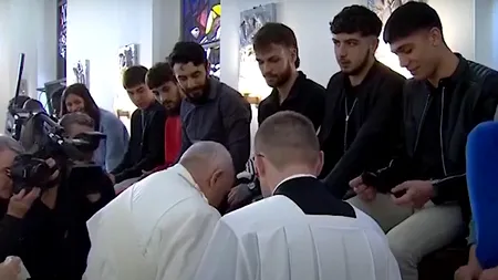 VIDEO. Papa Francisc a spălat picioarele a 12 tineri DEȚINUȚI, între care un român, în Joia Mare
