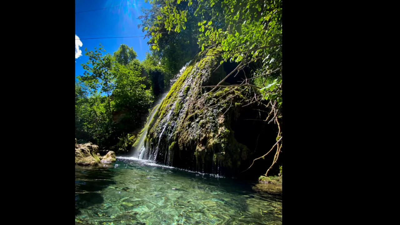 Locul din România în care zici că ești în Thailanda. Cascada SPECTACULOASĂ din Ardeal care oferă un peisaj de vis