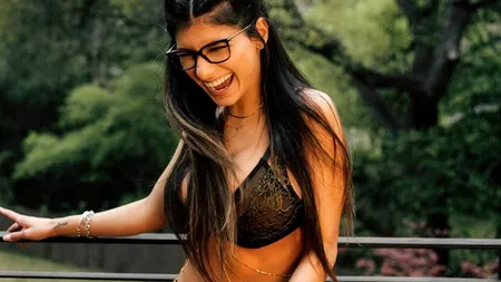 Fosta actriță porno Mia Khalifa dezvăluie câți bani a câștigat din filmele pentru adulți / Ce spune tânăra despre amenințările cu moartea primite din partea teroriștilor - VIDEO 
