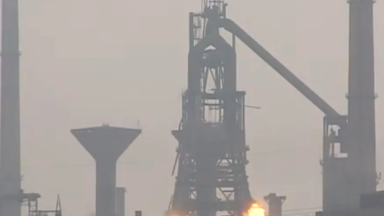 Elemente ale fostului Furnal 6 de la Combinatul ArcelorMittal Galați, demolate controlat