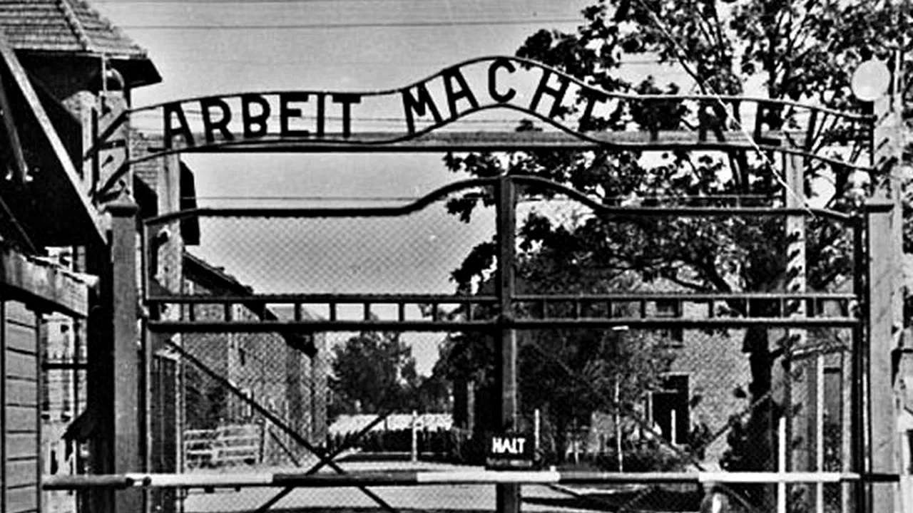 Documentarul ororilor naziste, filmat în 1945 de Alfred Hitchcok într-un lagăr de concentrare, FĂCUT Pâ€UBLIC