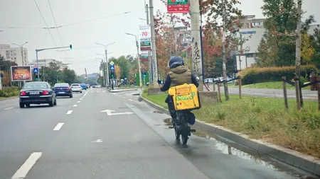 Ce au ajuns să scrie pe ghiozdane livratorii de la Glovo. O fac de teama rasismului