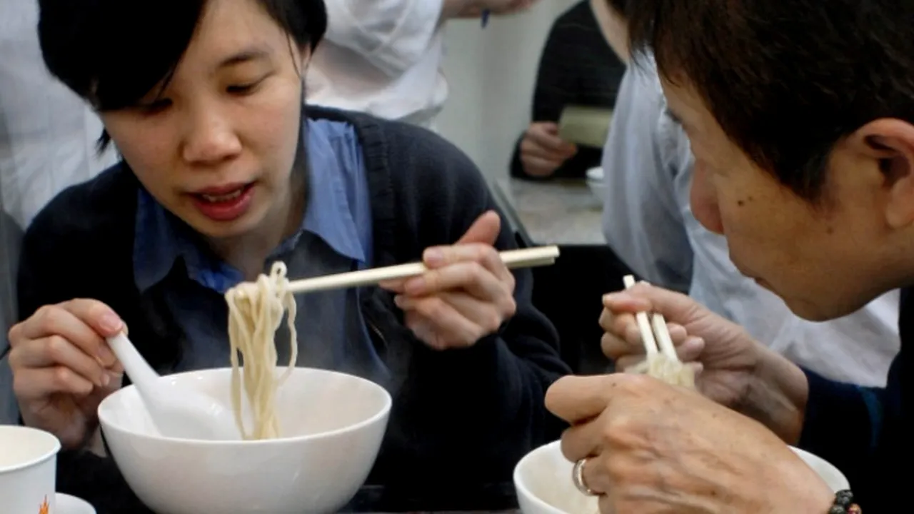 Chinezii, obligați să renunțe la tradiționalele bețe