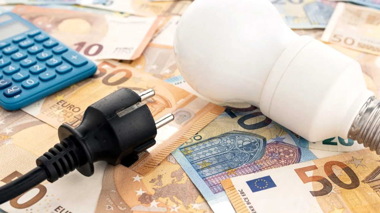 România începe 2025 cu al cincilea cel mai mare PREȚ la energie din Uniunea Europeană. Care a fost evoluția pe piața spot în ultimul an