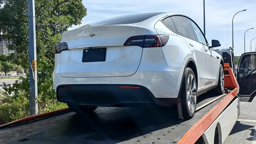 Mii de mașini Tesla noi, cu probleme. Șoferii s-au speriat: ”Volanul nu a virat”