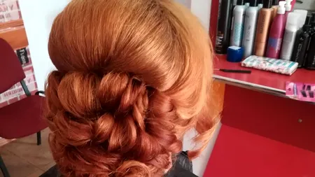 BUCLE și cocuri lejere, recomandate de hairstyliști. Saloanele de ÎNFRUMUSEȚARE sunt neîncăpătoare înainte de REVELION