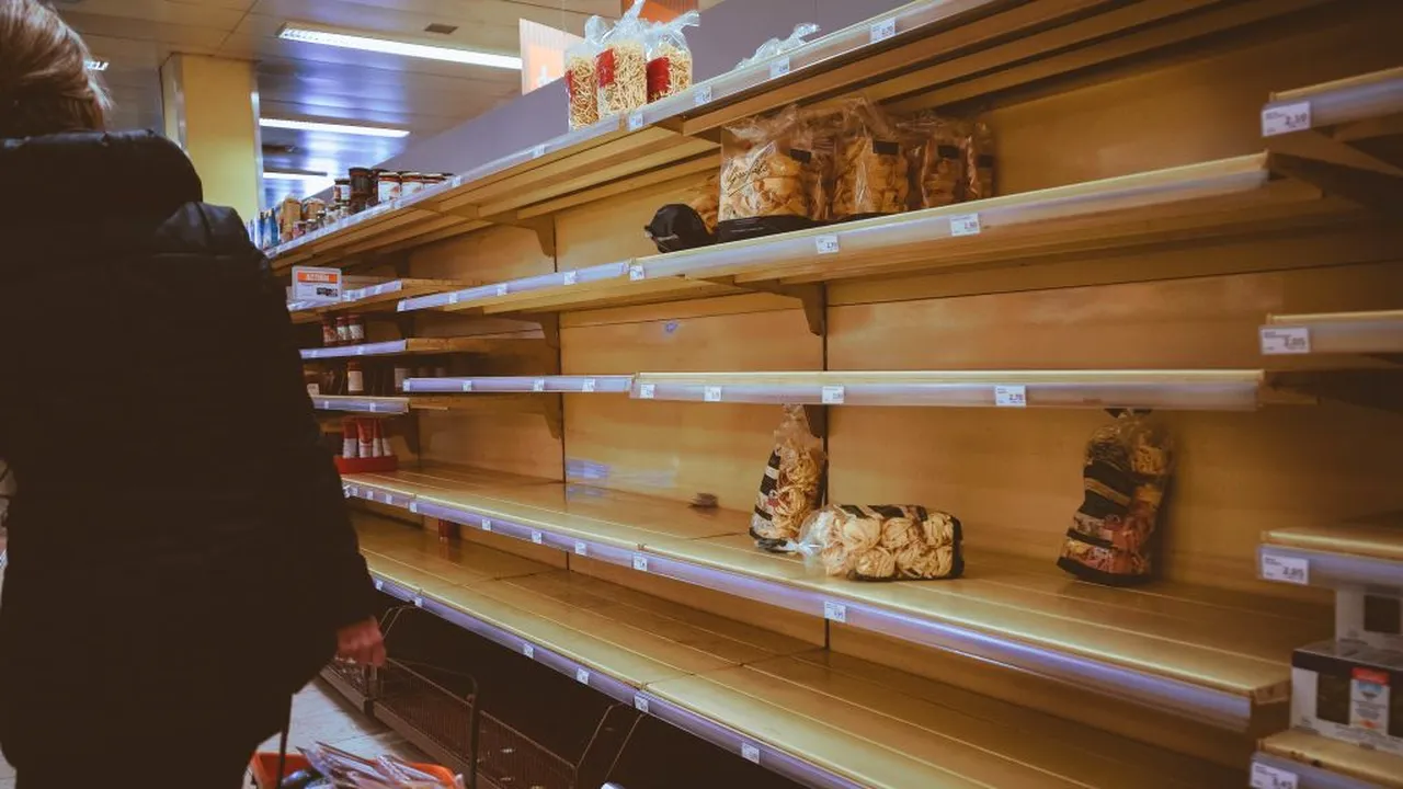 EXCLUSIV. Suprasolicitați de șefi în plină pandemie, curierii care livrează mâncare cer să fie reprezentați de un sindicat: „Colegii se tem să vorbească. Se comit tot mai multe abuzuri asupra noastră”