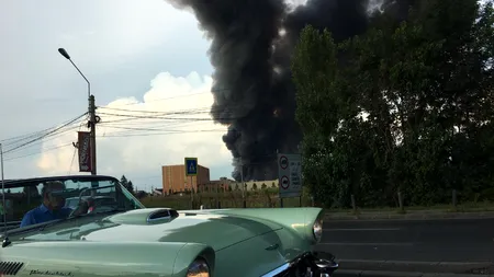 Incendiul din apropiere de Therme nu a fost încă stins. Depozitele nu aveau autorizație anti-incendiu. Unde a fost surprins Ion Țiriac. VIDEO