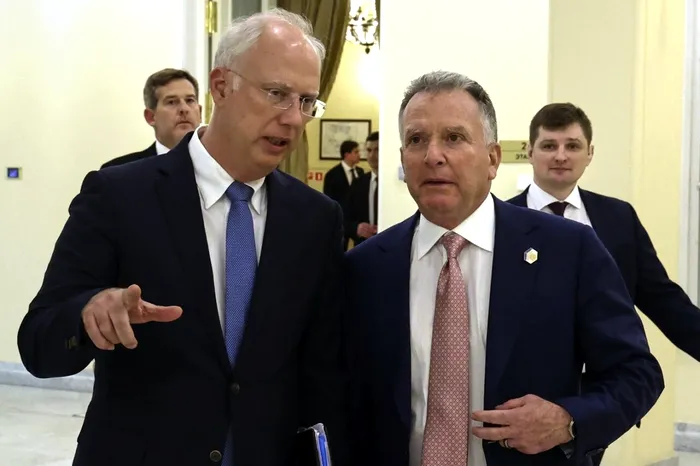 Kiril Dmitriev, șeful de investiții directe din Rusia (stânga), și emisarul special al SUA, Steve Witkoff (dreapta) - la o întâlnire de pe 11 aprilie 2025