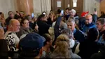 VIDEO | Scandal în fața sălii de judecată unde se decide viitorul lui Călin Georgescu. Susținătorii fostului prezidențiabil au luat cu asalt Curtea de Apel. Forțele de ordine se pregătesc să intervină