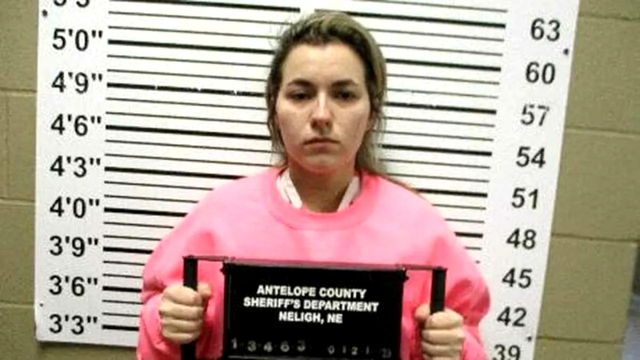 Incident șocant! O profesoară a fost arestată după ce a avut relații intime cu un elev, într-un cimitir