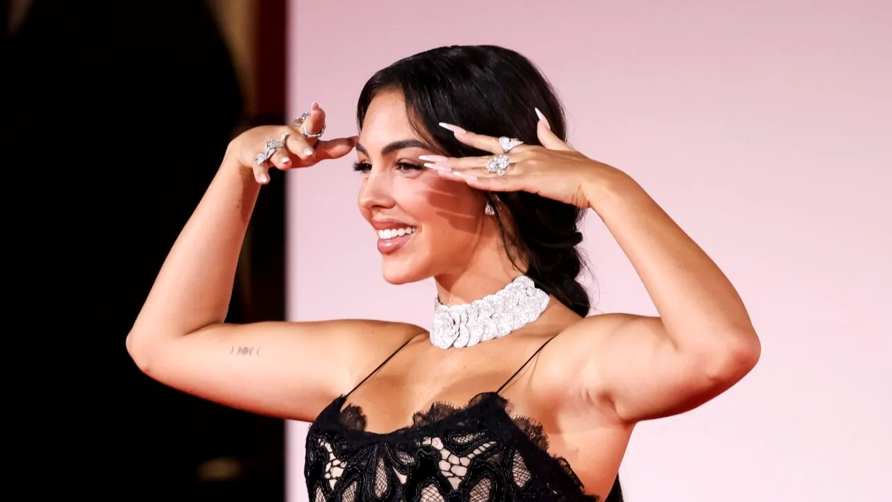 Georgina Rodriguez a avut o apariție fabuloasă pe covorul roșu. Cum a „defilat” partenera lui Cristiano Ronaldo cu inelul de logodnă de 10.000.000 $