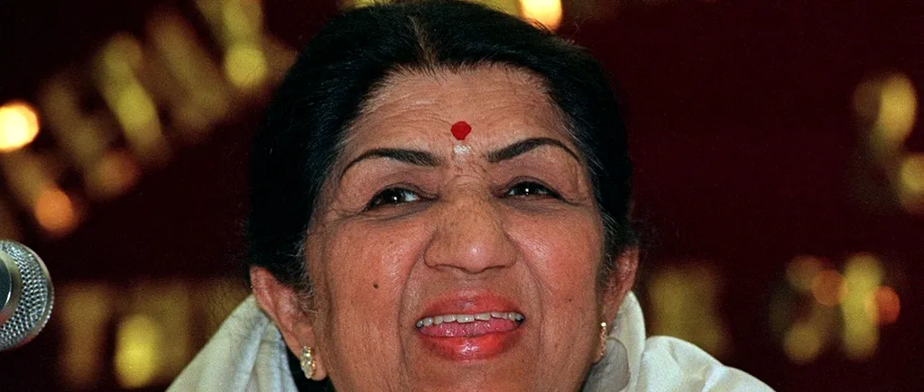 A murit Lata Mangeshkar, „privighetoarea de la Bollywood”. Cântăreața avea 92 de ani