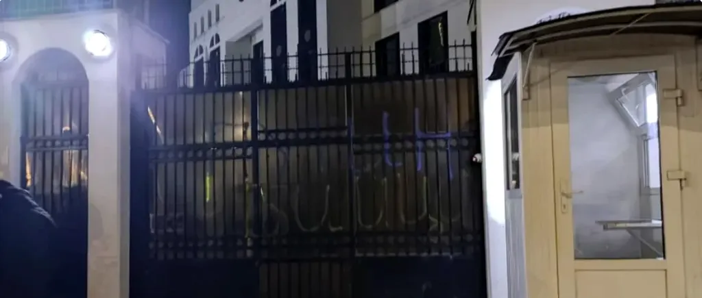 VIDEO | Cadou de ziua lui Putin. Ambasada Rusiei din Chișinău a fost vandalizată. Suspectul, un bărbat originar din Rusia