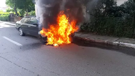 INCENDIU. O mașină a ars ca o torță pe o stradă din Călărași din cauza unei defecțiuni la motor