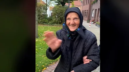 Imagini virale: O bătrânică merge pentru prima dată cu avionul la fiica ei, în Germania. „Imaginea bunătății și bunului simț. Asta sunt bunicii noștri!”