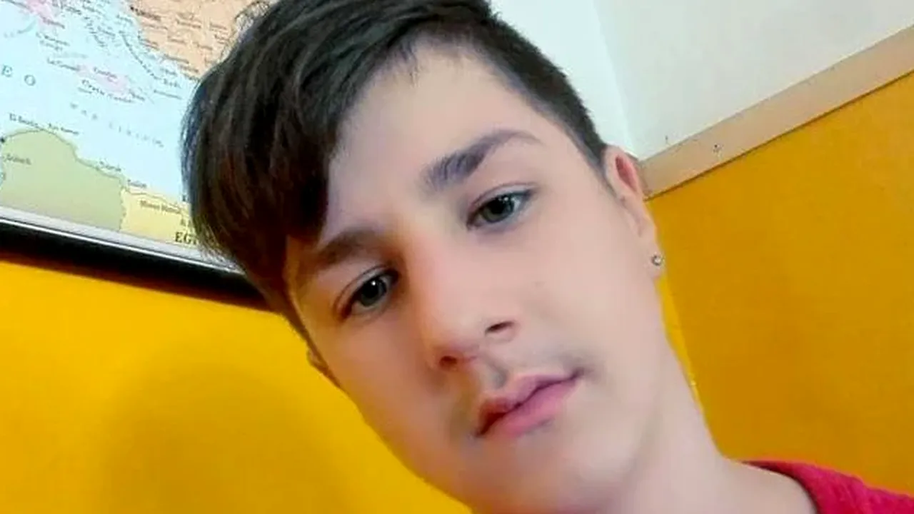 Un tânăr de 19 ani a murit după un accident petrecut într-o baie publică. Părinții au asistat la întreaga scenă