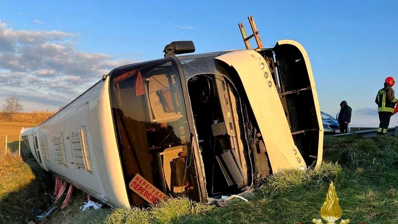 FOTO | Un om a murit și mai mulți au fost răniți, după ce un microbuz care transporta refugiați din Ucraina s-a răsturnat pe o șosea din Italia