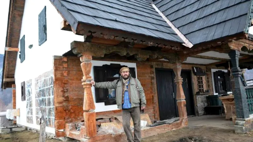 Un sculptor din Bistrița-Năsăud a înființat satul artistic, inspirat fiind de casa părintească. Cum a început totul