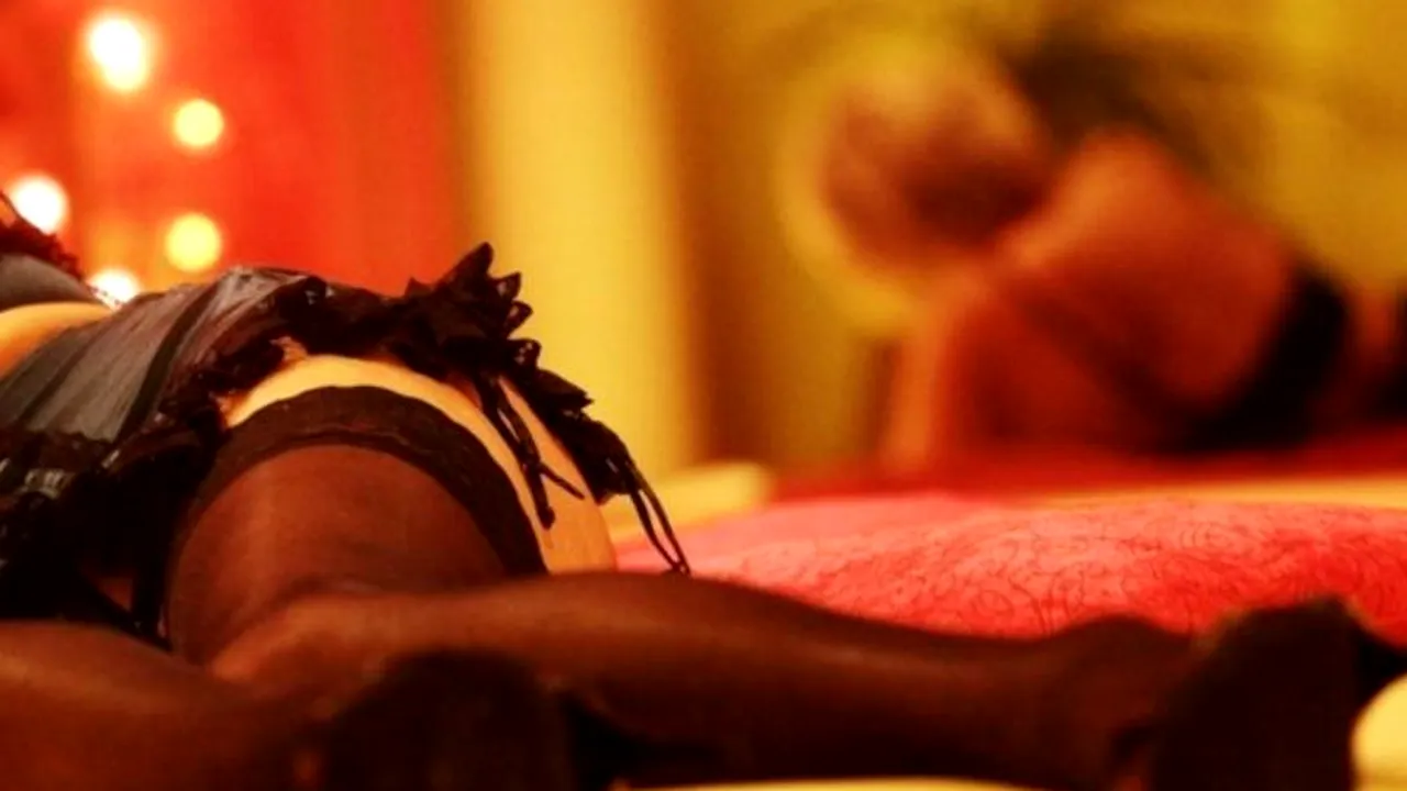 Prostituată condamnată după ce l-a AMENINȚAT pe un om de afaceri că va trimite soției lui un clip în care bărbatul apare în ipostaze compromițătoare