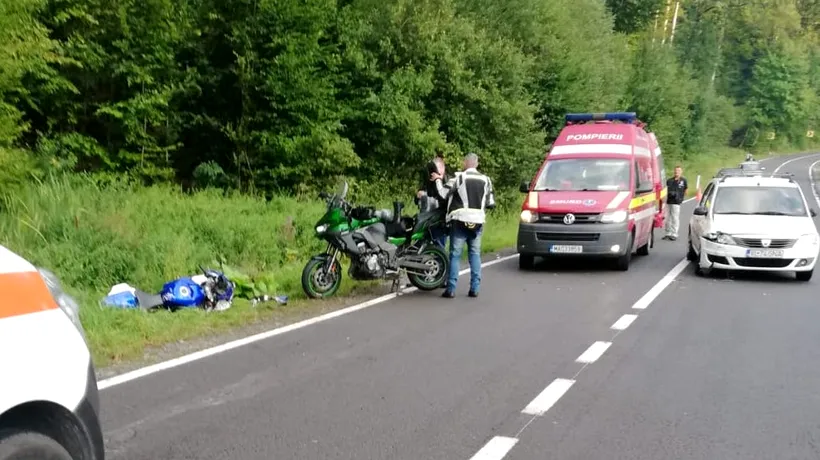 Un șofer în vârstă de 70 de ani a lovit doi motocicliști străini, pe un drum din județul Sibiu. Unul dintre ei a fost transportat la spital cu elicopterul