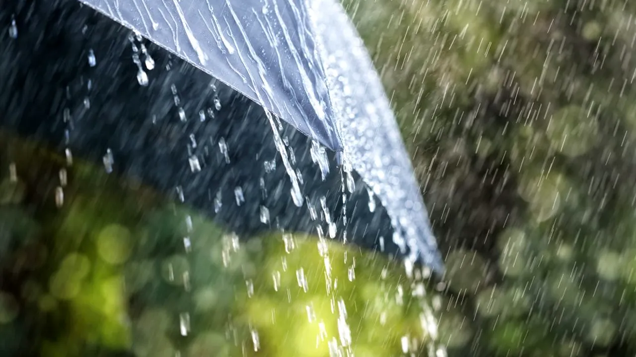 Avertizări meteo de ploi, frig, vânt și polei. Ce zone sunt vizate