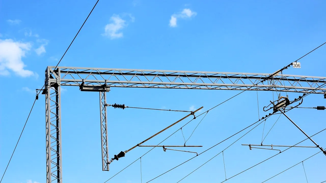 Un băiat de 15 ani s-a electrocutat după ce s-a urcat pe un vagon, la Roman, să-și facă un selfie