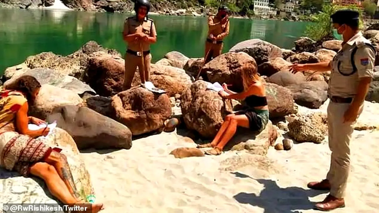 BLOCAȚI ÎN INDIA. Șase turiști au trăit într-o peșteră, timp de o lună, după ce au rămas fără bani în timpul stării de urgență