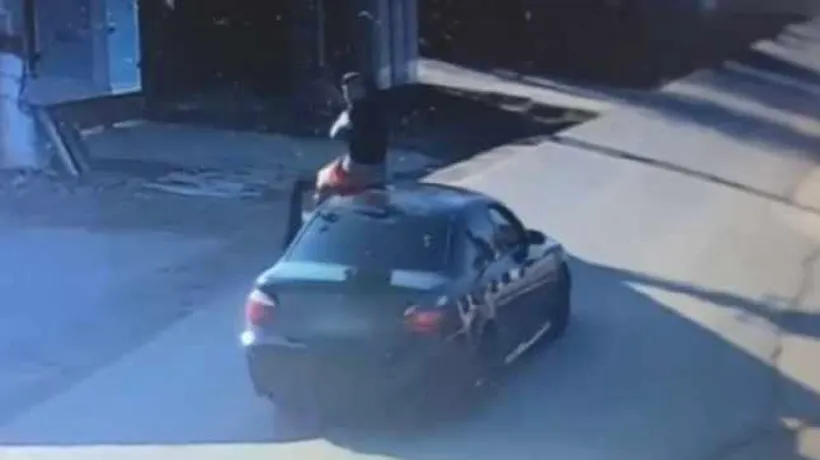 „Mașină autonomă” în Ilfov. Un tânăr s-a urcat pe plafonul BMW-ului și s-a ales cu dosar penal (VIDEO)