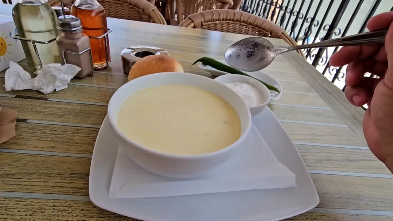 Nou record pe litoralul românesc! Câte minute a așteptat un client să îi fie adusă ciorba de burtă comandată