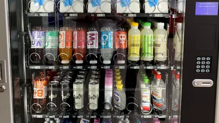 FOTO. În București au apărut primele automate cu măști și dezinfectanți. Cât costă?