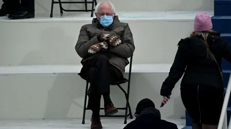 Senatorul Bernie Sanders a strâns 1,8 milioane de dolari cu o fotografia virală. O păpușă croșetată care îl imită a fost vândută cu 20.000 de dolari