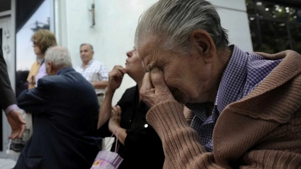 Presa greacă scrie despre cozile umilinței. „Pensionarii trădați sunt prinși într-un purgatoriu, așteptând să-și ia banii ca și când nu li s-ar cuveni