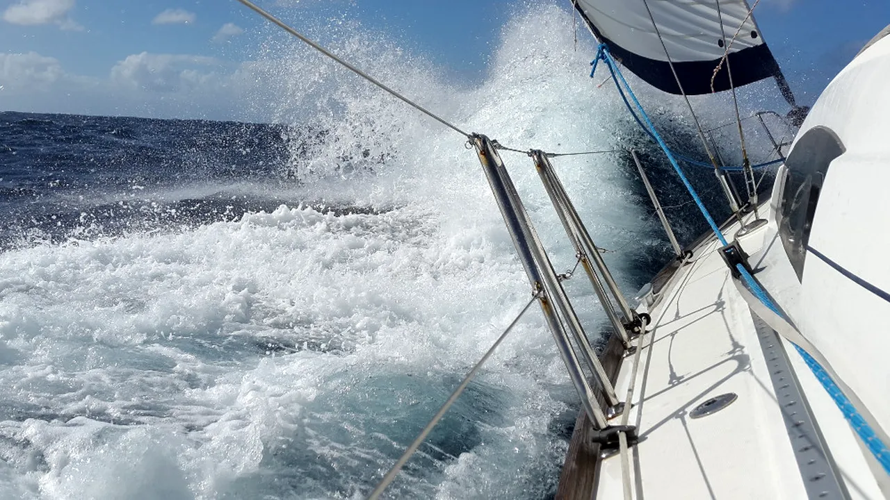 Un român care practica yachting, dat dispărut în Oceanul Atlantic. Portughezii au găsit resturi ale unui velier, dar niciun supraviețuitor. UPDATE