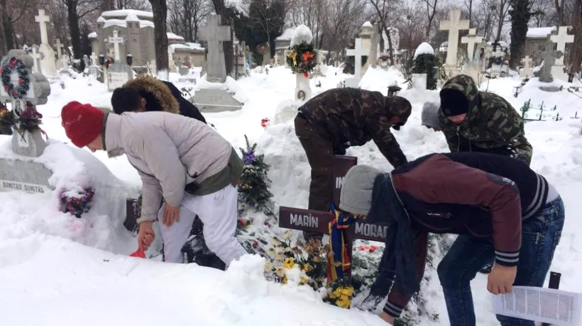 Mai mulți copii nevoiași au deszăpezit mormintele lui Amza Pellea, Gheorghe Dinică și Marin Moraru, de la Cimitirul Bellu