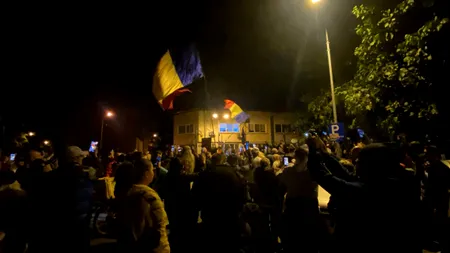 A treia noapte de proteste în fața Arestului Central, unde este închis Călin Georgescu. Sute de oameni îi scandează numele și cer eliberarea sa