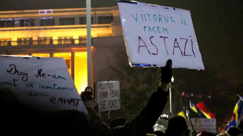 Peste 200 de persoane protestează în Piața Victoriei. 200 de oameni s-au strâns și la Cotroceni