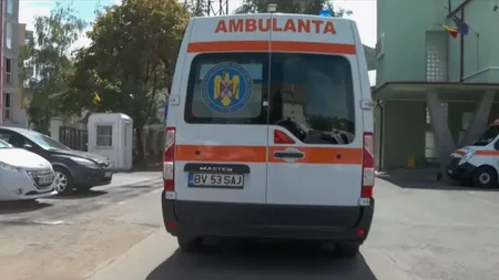 O pacientă care trebuia operată pentru ocluzie intestinală s-a făcut bine în ambulanță... datorită GROPILOR din șosea