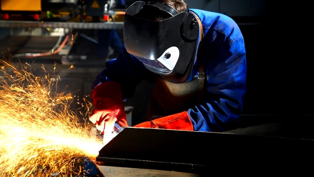 Școală de sudură înființată la Arad, după ce marile companii nu au găsit muncitori pentru că toți plecaseră în Occident