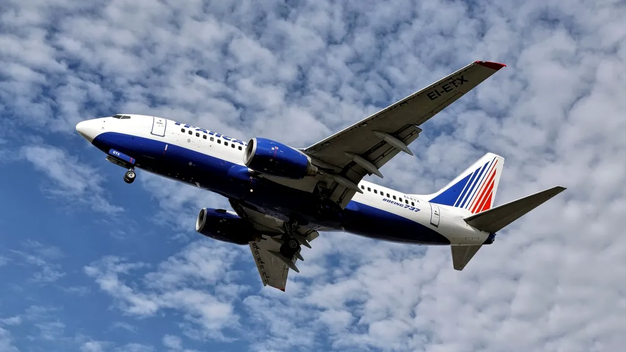 Momente terifiante pentru pasagerii unui avion Boeing 737. O rachetă lansată de pe submarin a generat panică
