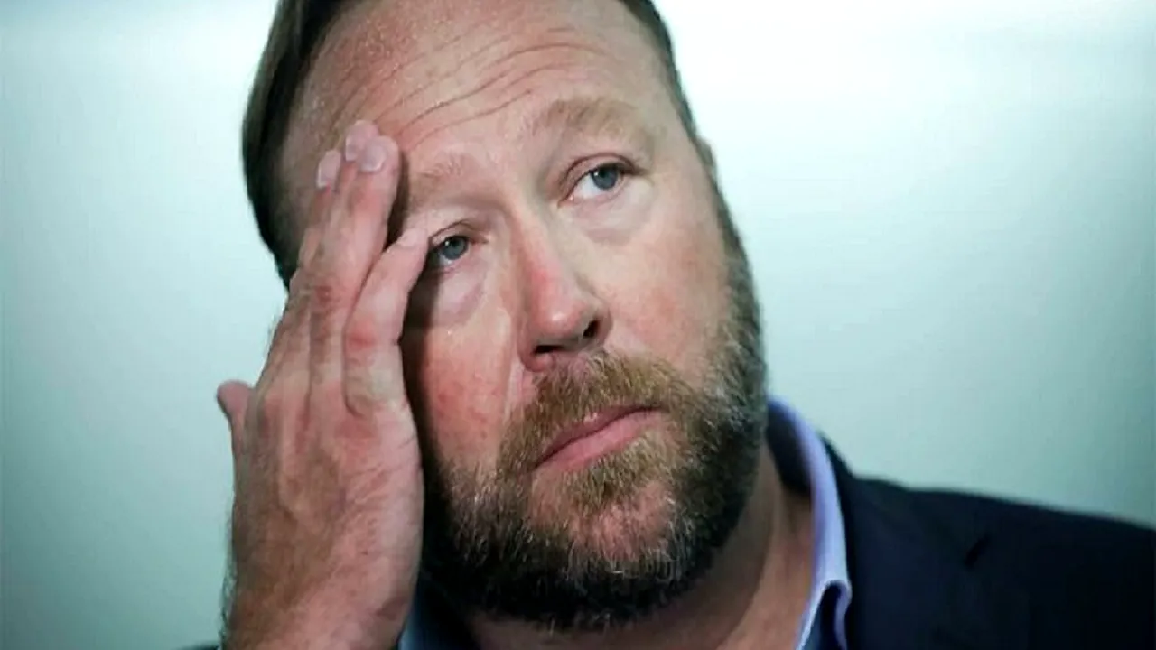 Conspiraționistul american Alex Jones, obligat să plătească despăgubiri de aproape un miliard de dolari. El a susținut că masacrul de la școala Sandy Hook a fost o înscenare